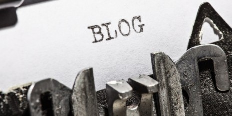Auf einem Blatt Papier steht das Wort BLOG.