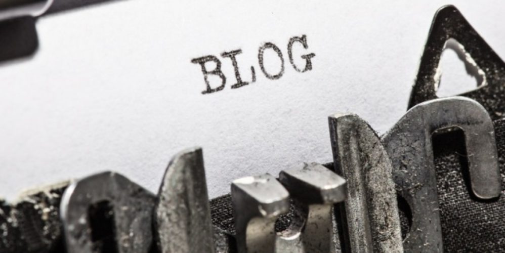 Auf einem Blatt Papier steht das Wort BLOG.