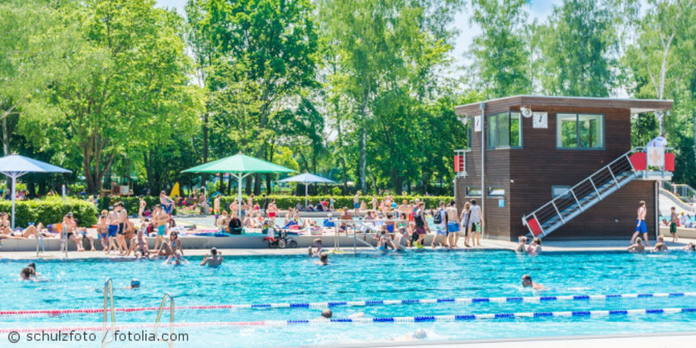 Ein befülltes Freibad.