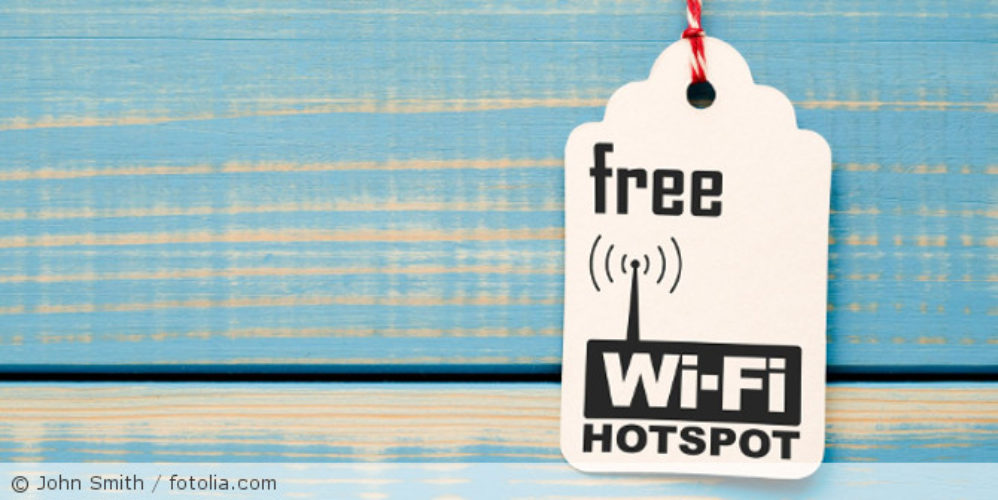 Ein Schild mit dem Hinweis auf freies WLAN.