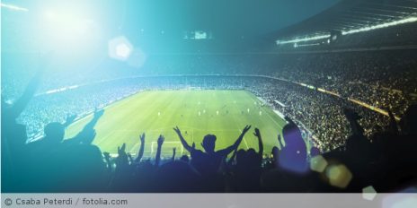 Ein Fußballstadion während eines Spiels.