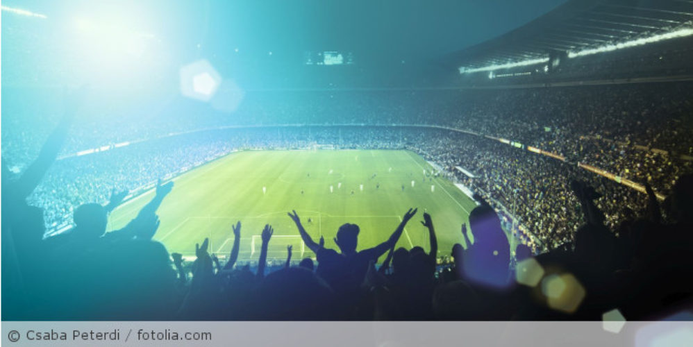 Ein Fußballstadion während eines Spiels.