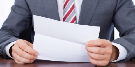 Anwalt öffnet ein Geschäftsbrief.