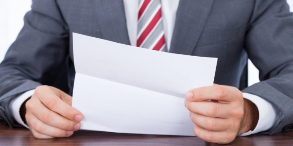 Anwalt öffnet ein Geschäftsbrief.
