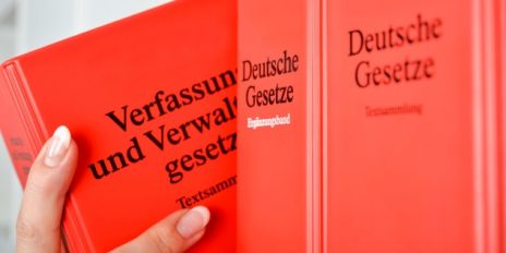 Roter Gesetzestext.