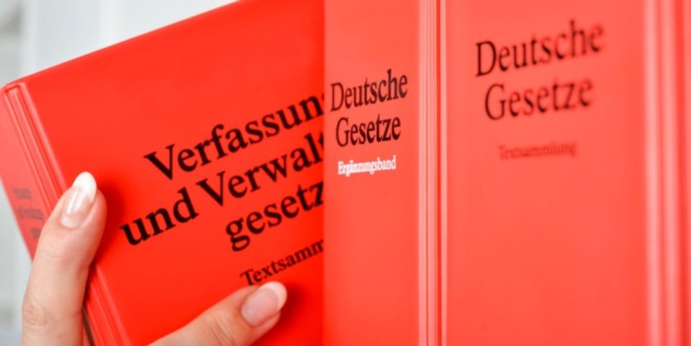 Roter Gesetzestext.