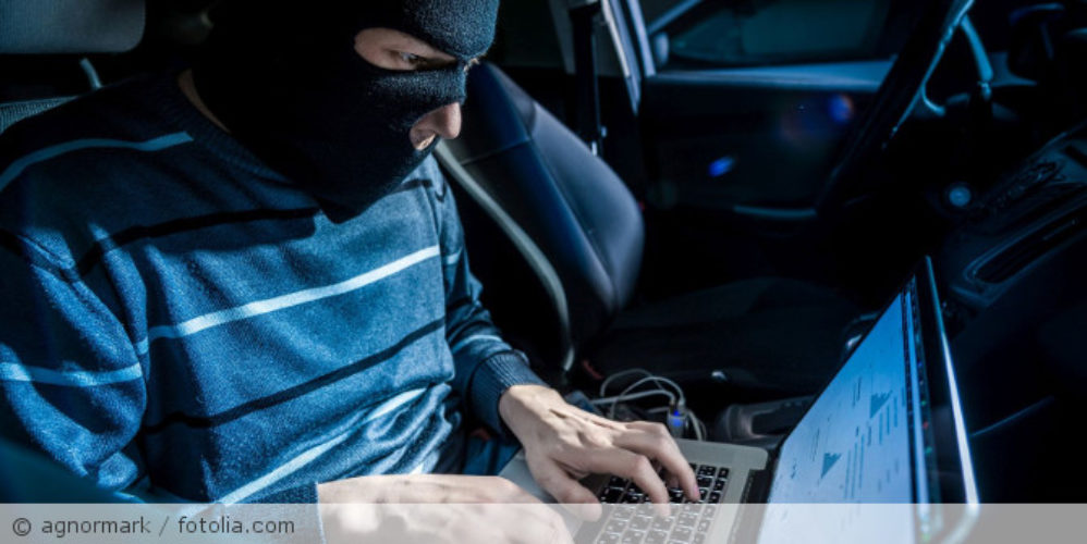 Hacker im Auto.