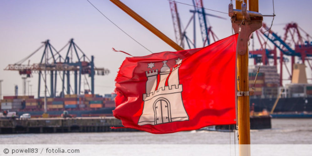 Die Hamburg-Flagge am Hafen.