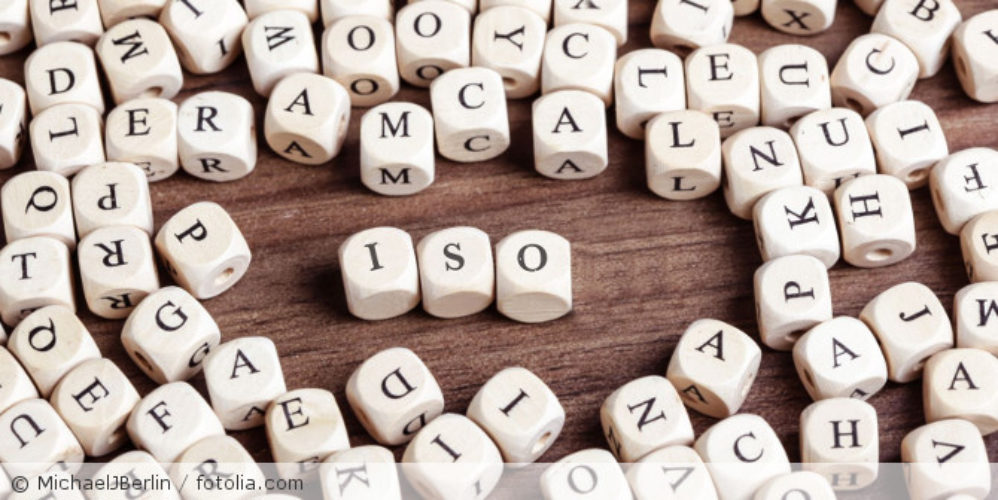 Mehrere Würfel mit verschiedenen Buchstaben, dass Wort "ISO" sticht hervor.