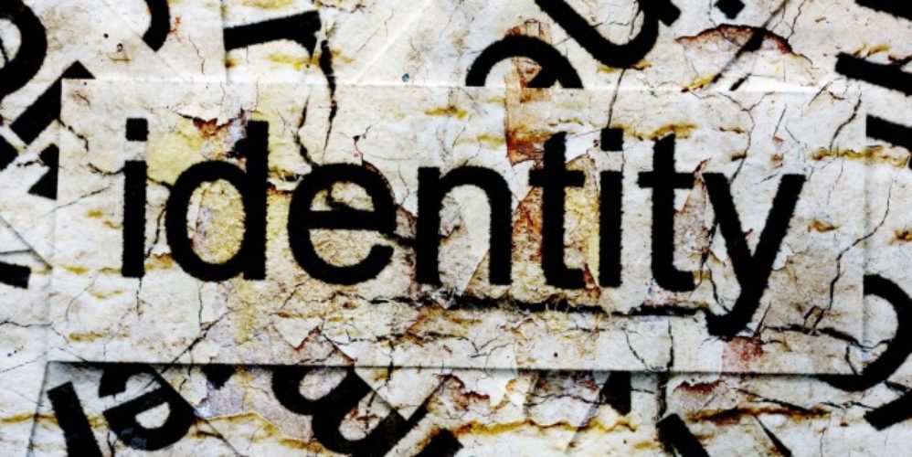 Ein Schild mit der Aufschrift "identity".