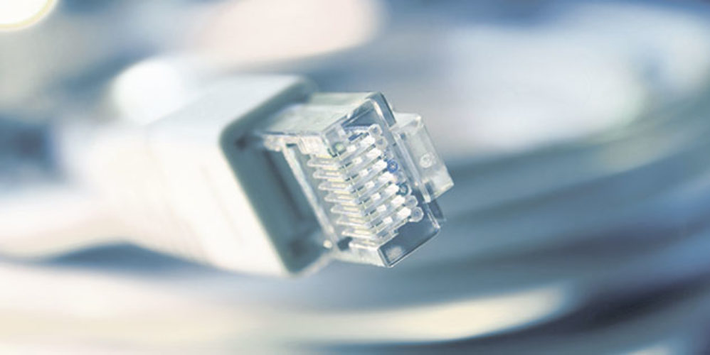 Weißer Internetkabel sticht im Vordergrund hervor.