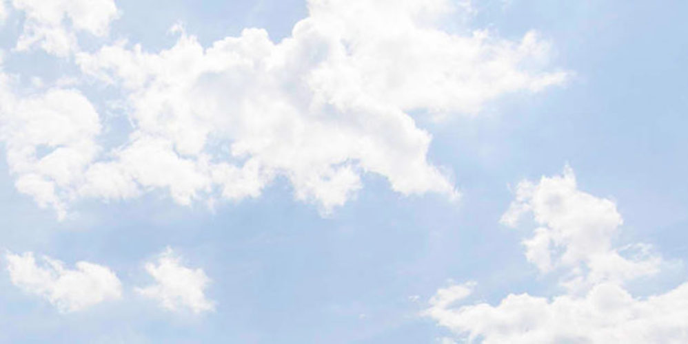 Blauer bewölkter Himmel, wo sich die Sonne hinter den Wolken versteckt.