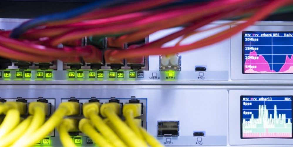 Verschiedene Kabel sind an einen Netzteil angeschlossen.