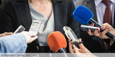 Eine Frau die ein Interview gibt.