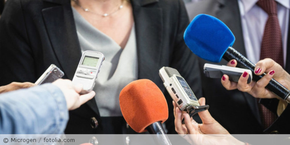 Eine Frau die ein Interview gibt.