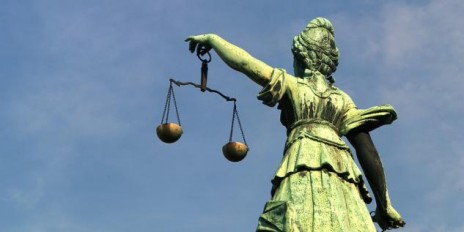 Justitia von hinten.