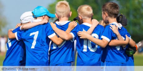 Eine Fußballmannschaft mit Kindern.