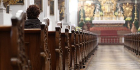 Frau sitz in der Kirche.