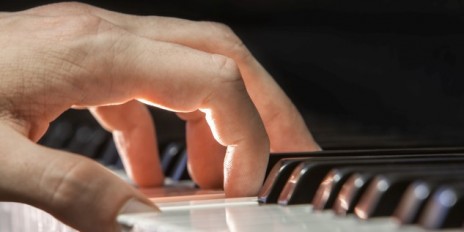 Klavier_Hand_Fotolia_66840947_Subscription_Monthly_M