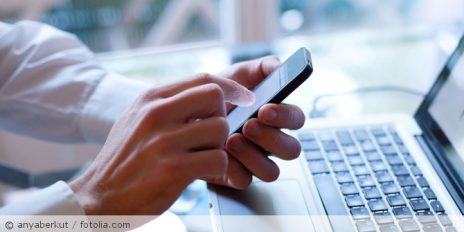Mann_Handy_Computer_fotolia