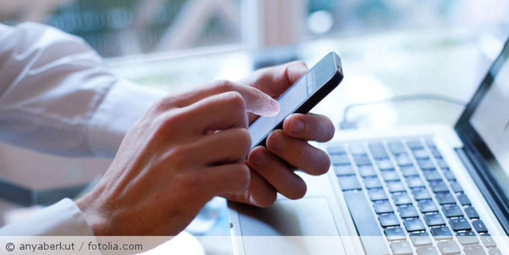 Mann_Handy_Computer_fotolia