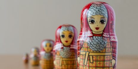 Mehrere Matroschka Figuren in einer Reihe.