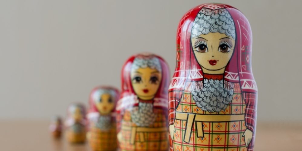 Mehrere Matroschka Figuren in einer Reihe.