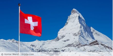 Die Schweizer-Flagge auf einen Eisberg.