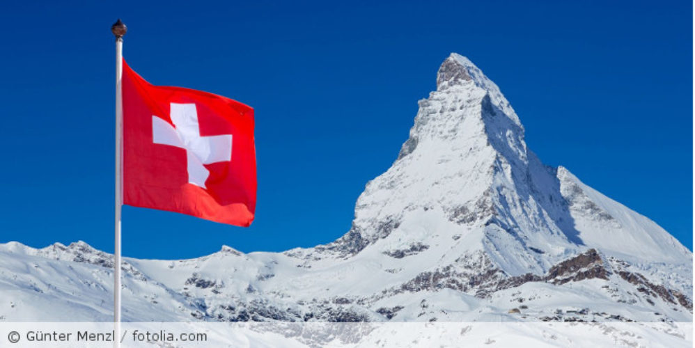 Die Schweizer-Flagge auf einen Eisberg.