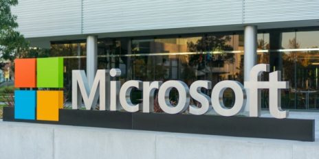 Das Microsoft Logo vor einem Gebäude.