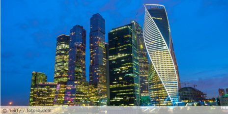 Skyline von Moskau bei Nacht.