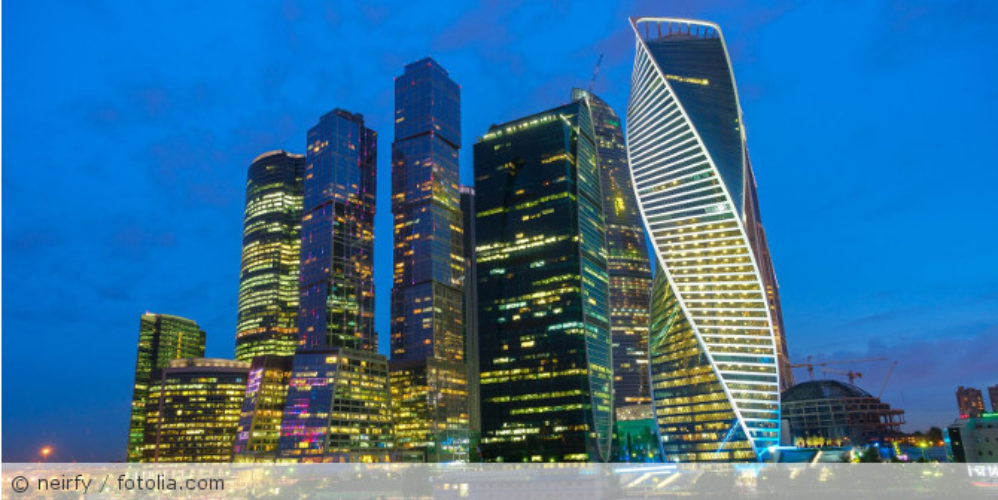 Skyline von Moskau bei Nacht.