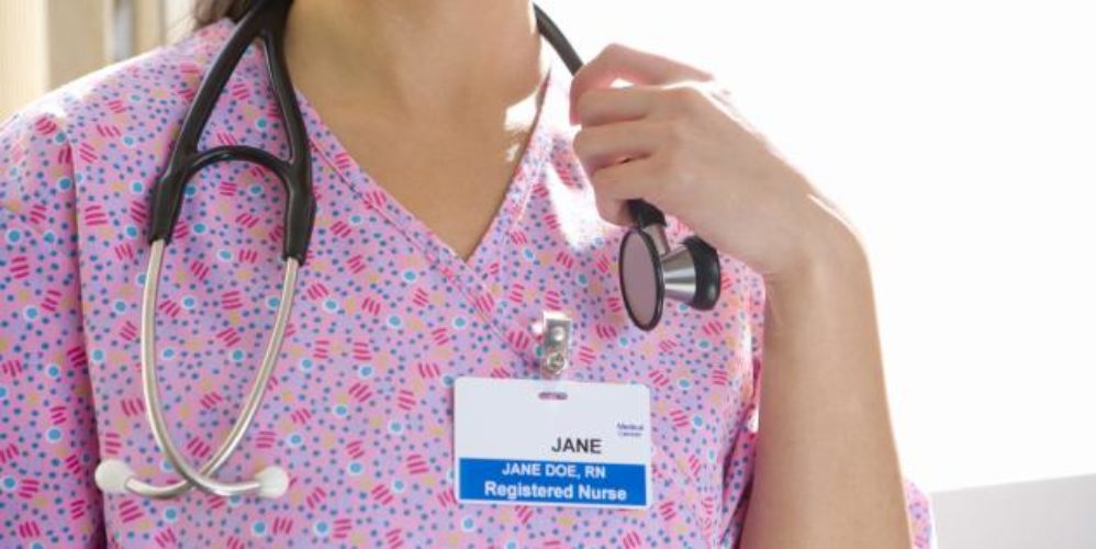 Eine Krankenschwester mit einen Namensschild.