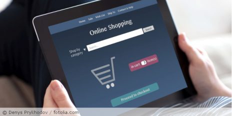 Ein Tablet mit einer Online-Shopping-Seite.