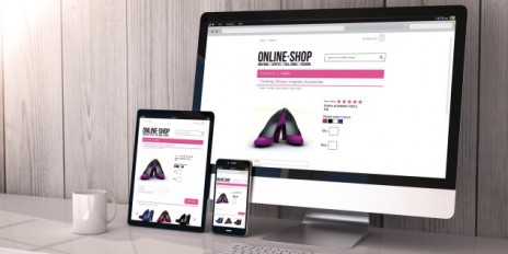Ein Computer, ein Laptop und ein Handy auf dem ein Online-Shop zu sehen ist.