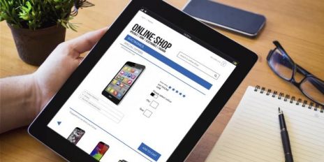 Ein Tablet mit einem Online-Shop.