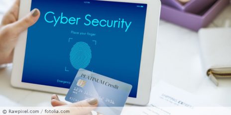 Eine Frau die eine Kreditkarte in der Hand hält. Davor ist ein Tablet auf dem "Cyber Security" steht.