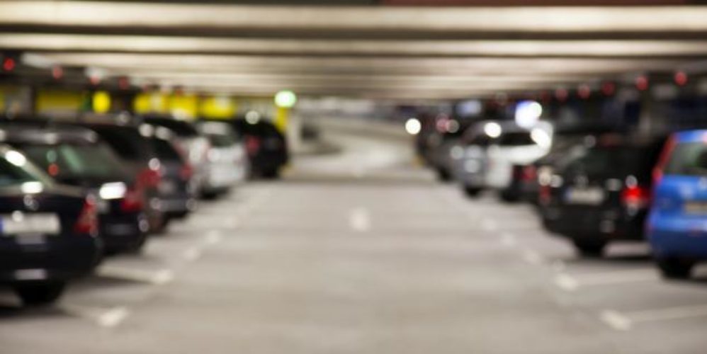 Ein volles Parkhaus, welches verschwommen aufgenommen wurde.