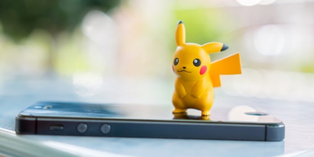 Pikachu auf einem Handy.