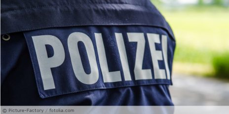 Die Aufschrift einer Polizeijacke von hinten.