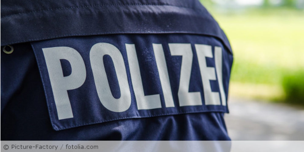 Die Aufschrift einer Polizeijacke von hinten.