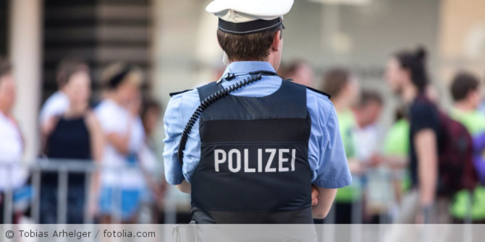 Polizist in Uniform von hinten.