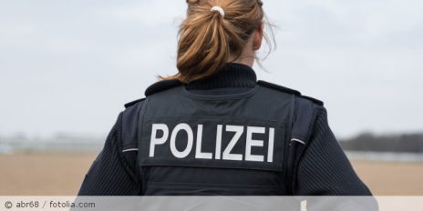 Eine Polizistin von hinten.