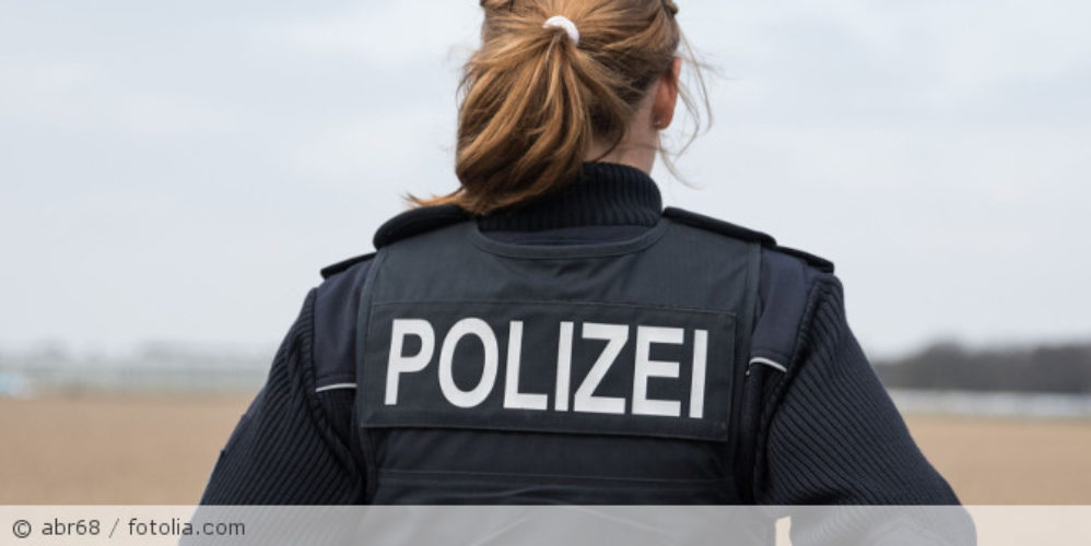 Eine Polizistin von hinten.
