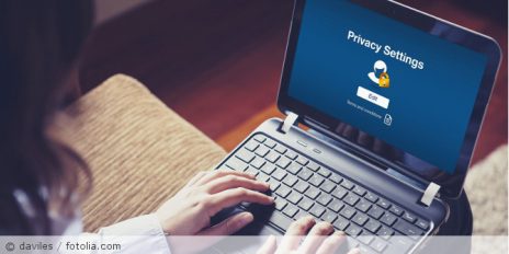 Eine Frau mit einem Laptop auf dem ein Anmeldefenster zu sehen ist.