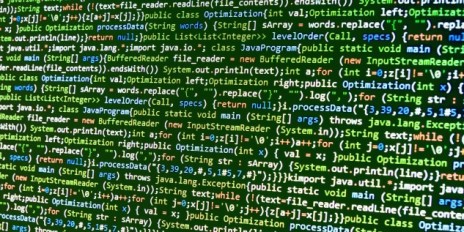 Programmiercode in verschiedenen Farben auf einem Computer.