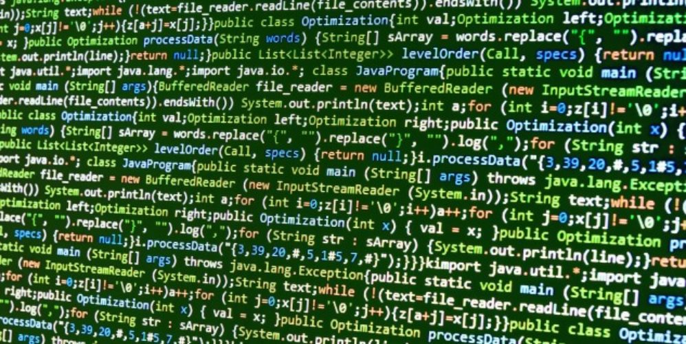 Programmiercode in verschiedenen Farben auf einem Computer.