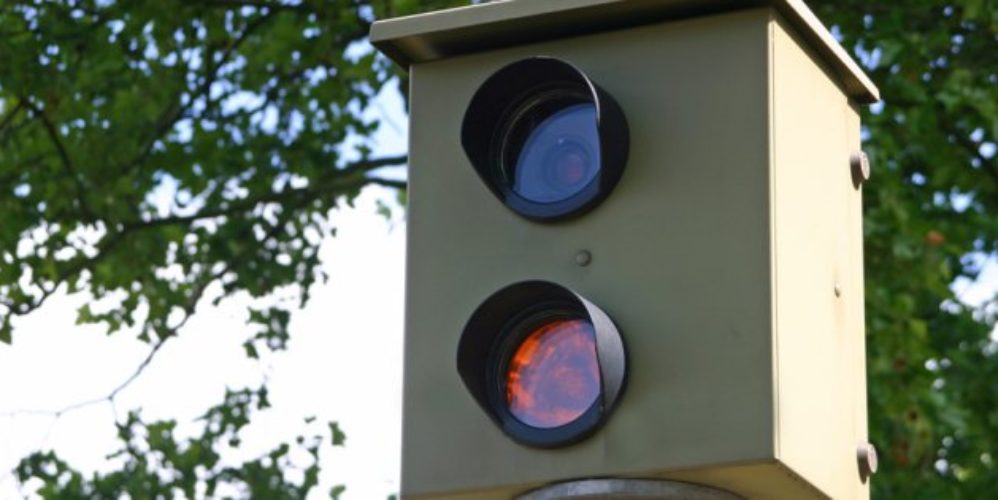Blitzer steht aufgestellt an der Straße.