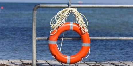 Rettungsring hängt an einem Seil.
