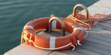 Ein Rettungsring am See.